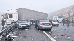 Yoğun Sis Faciası: 2 &Ouml;l&uuml;, 11 Yaralı