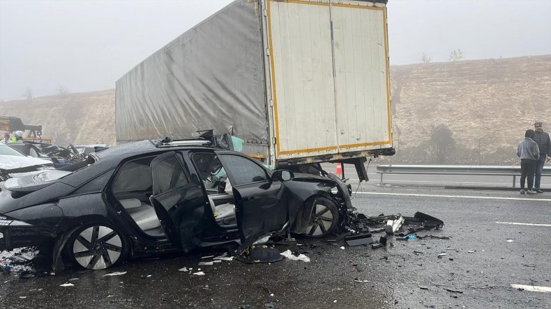 Yoğun Sis Kazası: 10 Ara&ccedil; Birbirine Girdi, 2 Kişi Hayatını Kaybetti