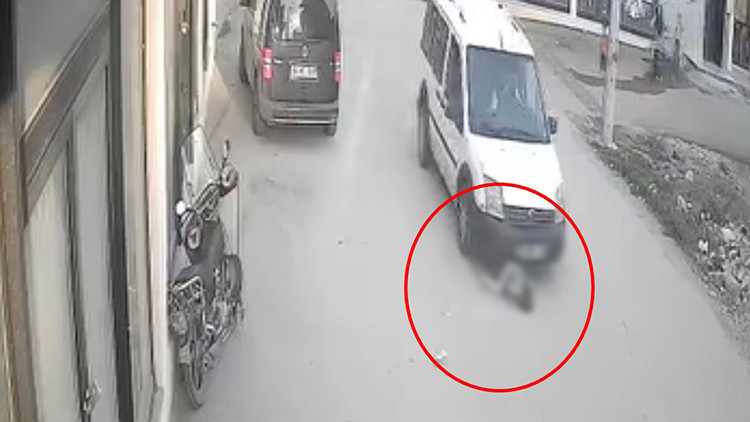 Yola Fırlayan 2 Yaşındaki &Ccedil;ocuk, Aracın Altında Kaldı