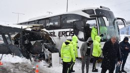 Yolcu Otob&uuml;s&uuml; Kontrol Noktasındaki Kul&uuml;beye &Ccedil;arptı: 4 Polis Yaralandı