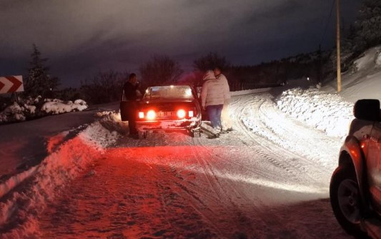 Yolda Mahsur Kalan Vatandaşa Belediye Ekipleri Yardım Etti