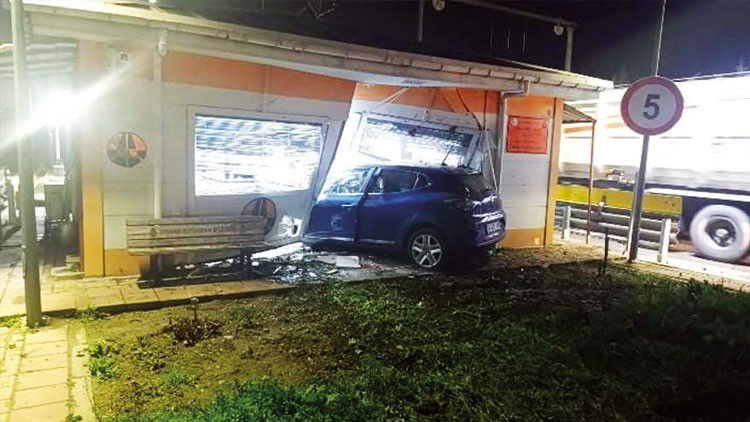 Yoldan &Ccedil;ıkan Ara&ccedil; Bina ile &Ccedil;arpıştı