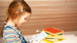 Zamane &ccedil;ocuklarının &uuml;&ccedil;te biri kitapta &lsquo;ekran&rsquo; kaydırıyor