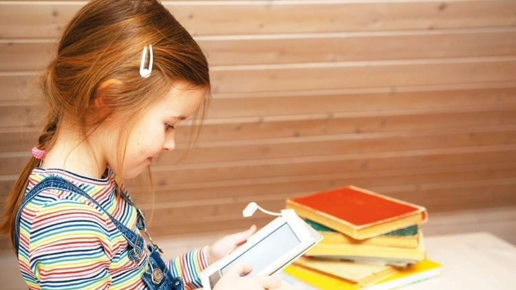 Zamane &ccedil;ocuklarının &uuml;&ccedil;te biri kitapta &lsquo;ekran&rsquo; kaydırıyor