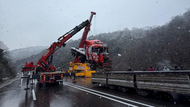 Zonguldak'ta Endişe Verici Kaza! Alkoll&uuml; S&uuml;r&uuml;c&uuml; TIR'ı U&ccedil;uruma Devrildi