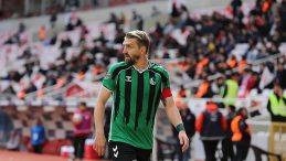 12 Ma&ccedil;ta 4 Kırmızı Kart! Yollar Ayrıldı…