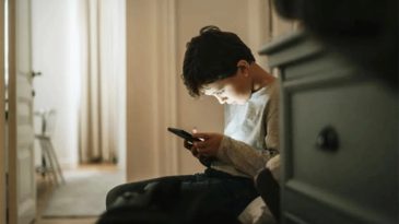 13 Yaş Altı &Ccedil;ocuklar İ&ccedil;in Akıllı Telefon Kullanımı Tehlikeli