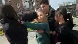 14 Yaşındaki Kız, Okul &Ccedil;ıkışında Akranının Saldırısına Maruz Kaldı