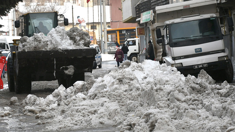 2 Bin 150 Rakımlı İl&ccedil;ede Karla M&uuml;cadele &Ccedil;alışmaları: İş Makineleri İle Temizlik Yapılıyor