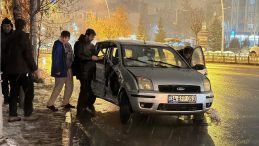 2 otomobil ve 1 kamyonetin karıştığı kazada 9 kişi yaralandı