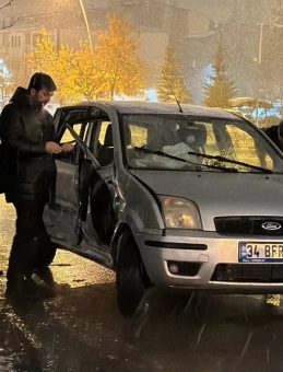 2 otomobil ve 1 kamyonetin karıştığı kazada 9 kişi yaralandı