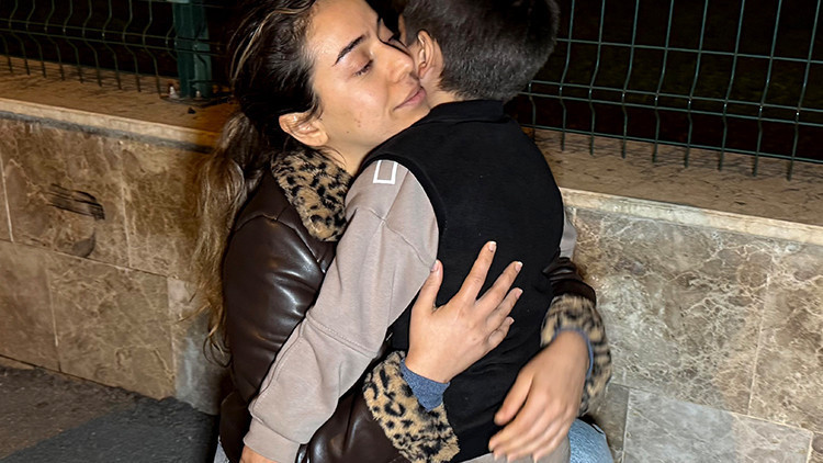 27 Yaşındaki Anne, 1.5 Yıl Sonra &Ccedil;ocuğuna Polis Merkezinde Kavuşturuldu