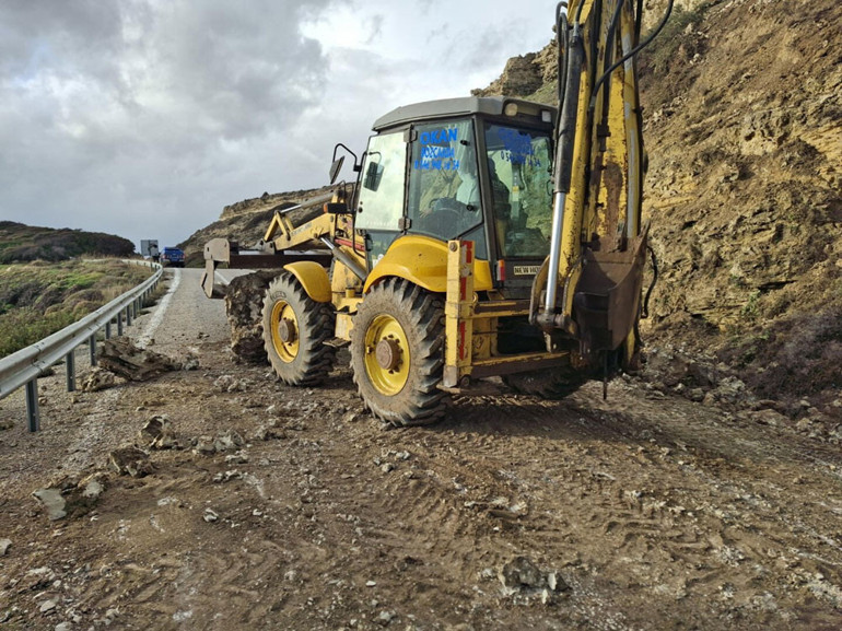 Heyelan sonrası kapanan yol