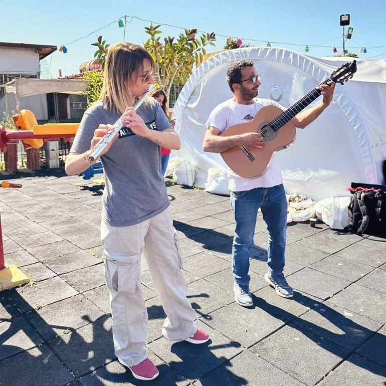 Cansu Daloğlu ve çocuklar