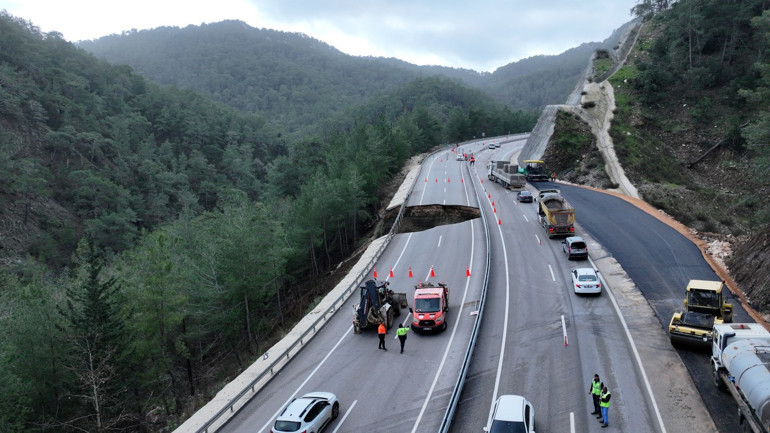 Kara yolunda göçük