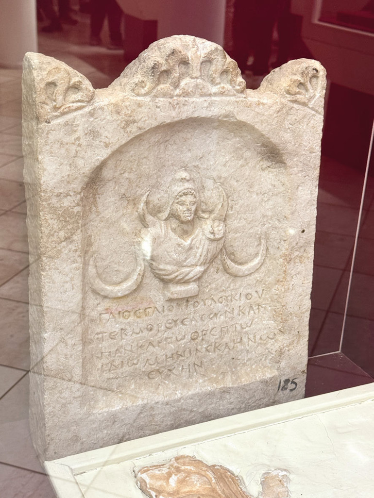 Men Tanrısı figürü