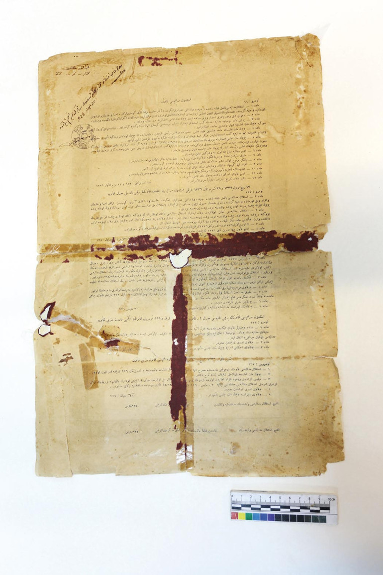 İstiklal Vesikası, tutkal izleri temizlenerek restore edildi.