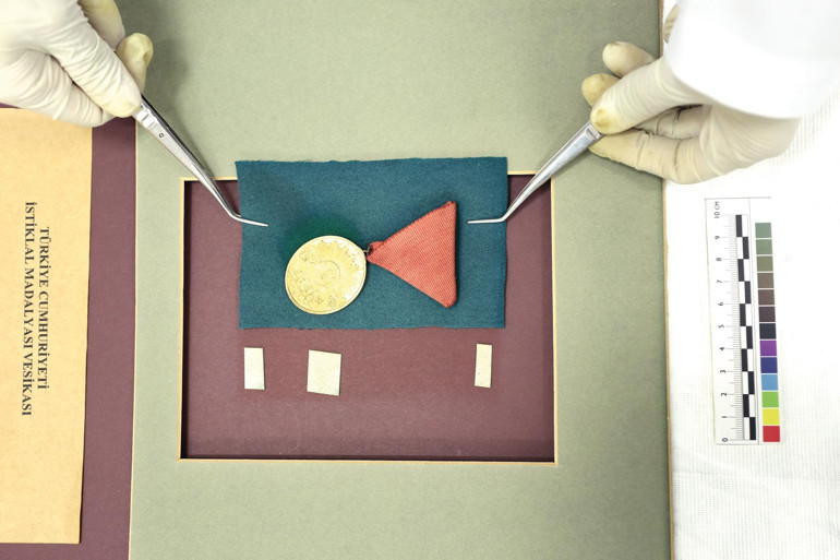 Vardar’ın İstiklal Madalyası titiz bir çalışmayla temizlendi.