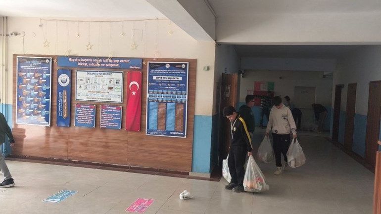 Öğrenciler Yardım Dağıtımı