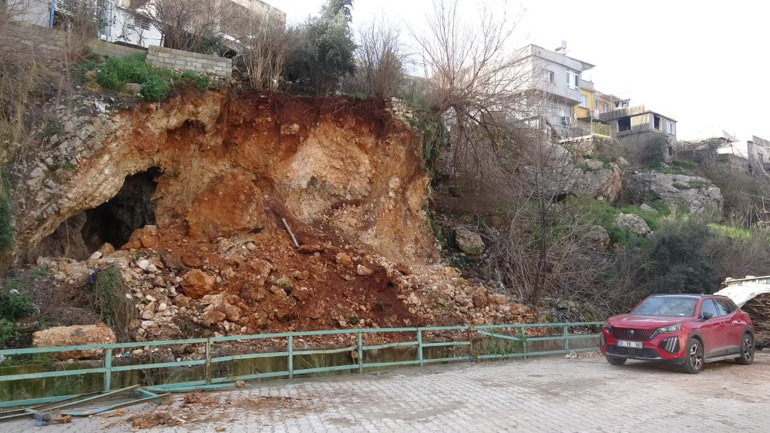 Heyelan sonrasında gün yüzüne çıkan mağara