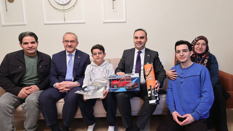 Bakan Kacır hediyeleri dağıttı