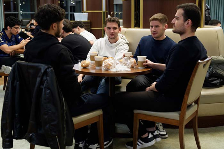 Öğrenciler Sahurda Kütüphanede