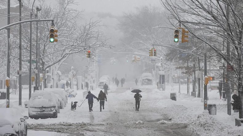 ABD'de Kar Fırtınası Hayatı Durdurdu: 10 Binden Fazla U&ccedil;uş İptal Edildi!