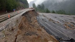 Adana'da Eğitime Yağış Engeli: 1 İl&ccedil;ede Tatil Verildi