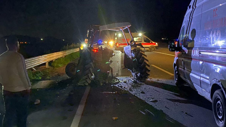 Adana'da Otomobil ile Trakt&ouml;r &Ccedil;arpıştı: 1'i Ağır 6 Kişi Yaralandı