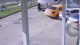 Adana'da Şok Edici Kaza: Yol Ortasında Telefonla Meşguld&uuml;! Kamyonet &Ccedil;arptı