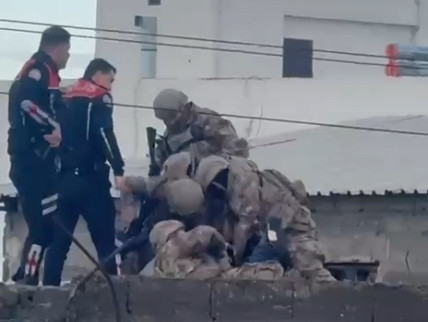 Adana'da Tansiyon Y&uuml;kselten Olay: &Ouml;zel Harekat Timleri Devrede