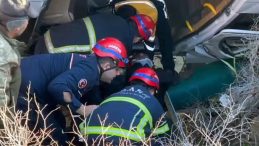 Adana'da &Uuml;z&uuml;c&uuml; Kaza: Kamyonet Dereye D&uuml;şt&uuml;, S&uuml;r&uuml;c&uuml; Hayatını Kaybetti