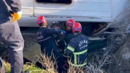 Adana'da &Uuml;z&uuml;c&uuml; Kaza: &Ouml;ğrenci Servisi Şarampole U&ccedil;tu! 2'si Ağır, 9 Yaralı