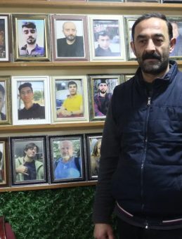 Adıyamanlı deprem şehitlerine b&uuml;y&uuml;k vefa! 400 Deprem şehidinin anısı &ccedil;ay ocağının duvarlarında yaşatılıyor