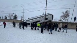 Ağrı'da Buzlanma Faciası: Yolcu Otob&uuml;s&uuml; Devrildi, 16 Yaralı