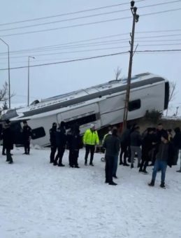 Ağrı'da Buzlanma Faciası: Yolcu Otob&uuml;s&uuml; Devrildi, 16 Yaralı