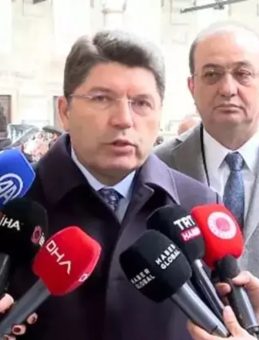 Ahmet Minguzzi i&ccedil;in Sultanahmet&rsquo;te Mevlit okundu: "Komisyon &ccedil;alışmaları bittikten sonra meclise gelecek"