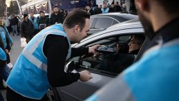 AK Parti Gen&ccedil;lik Kolları'ndan 'İftara 5 Kala' Programı: Vatandaşlara İftarlık Dağıtımı