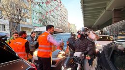 AK Parti Gen&ccedil;lik Kolları'ndan İftara 5 Kala Hareketi: Trafikteki Vatandaşların Yanında Oldular!