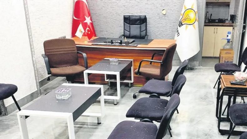 AK Parti Marmara İl&ccedil;e Başkanlığı&rsquo;na Taşlı Saldırı Ger&ccedil;ekleşti
