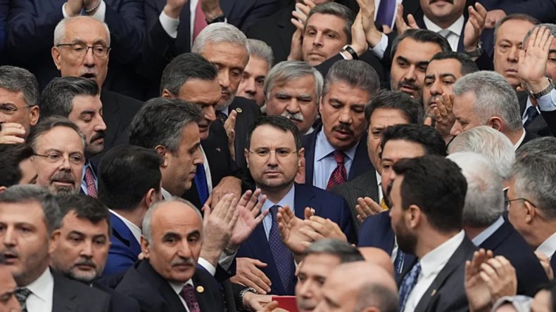 AK Parti'den CHP'nin Meclis Provokasyonlarına Sert Yanıt!