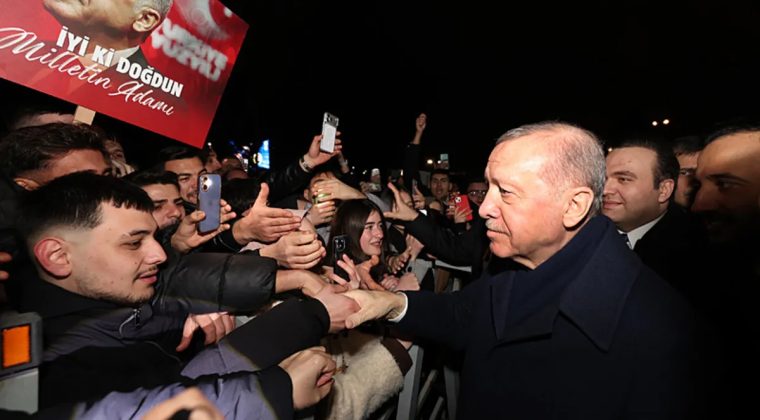 AK Partili Gen&ccedil;lerden Başkan Erdoğan'a &Ouml;zel Doğum G&uuml;n&uuml; S&uuml;rprizi