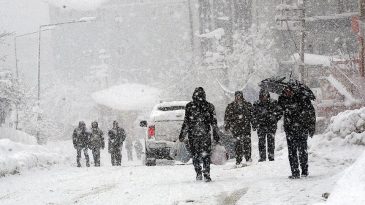 AKOM&rsquo;dan İstanbul i&ccedil;in Fırtına ve Kar Uyarısı: Hava Sıcaklığı 2 ile 4 Derece Daha Azalacak