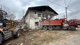 Akyazı'da &Ccedil;&ouml;p Evinde D&uuml;şen Yaşlı Adam Hayatını Kaybetti