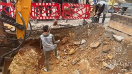 Altyapı &ccedil;alışmasındaki kazıda bulundu! Hemen polisi aradılar, &ccedil;alışmalar durduruldu