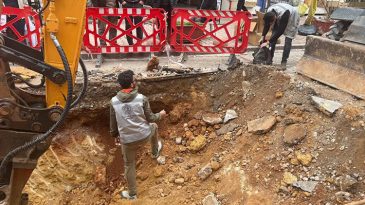 Altyapı &ccedil;alışmasındaki kazıda bulundu! Hemen polisi aradılar, &ccedil;alışmalar durduruldu