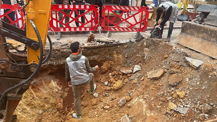 Altyapı &ccedil;alışmasındaki kazıda bulundu! Hemen polisi aradılar, &ccedil;alışmalar durduruldu