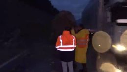 Amasya'da Dağdan Kopan Dev Kayalar Yola D&uuml;şt&uuml;