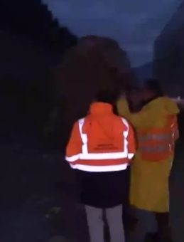 Amasya'da Dağdan Kopan Dev Kayalar Yola D&uuml;şt&uuml;