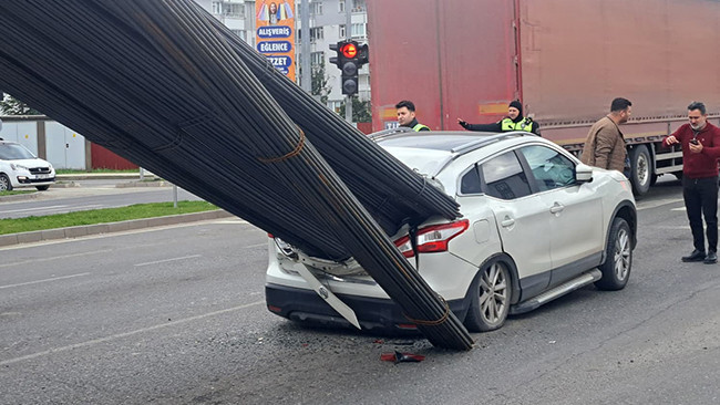 Ani fren sonucu inşaat demirleri otomobile saplandı